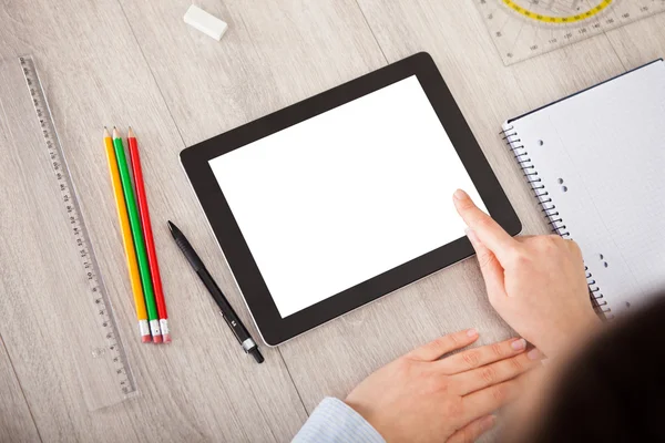 Person mit digitalem Tablet und Studentenzubehör — Stockfoto