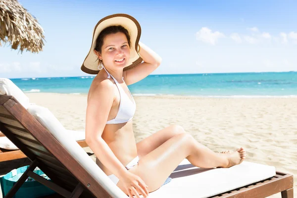 Frau im Bikini entspannt auf Liegestuhl — Stockfoto