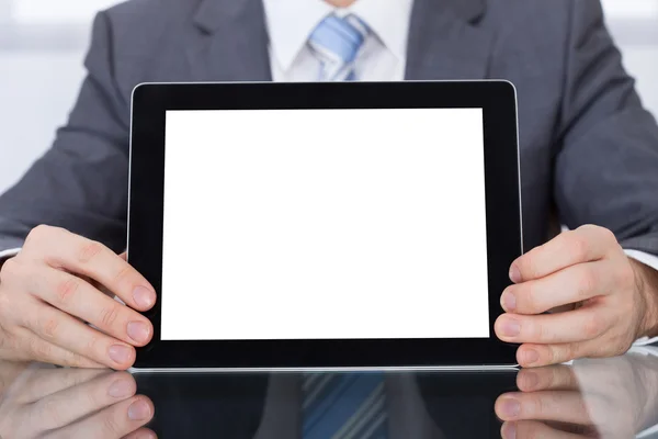 Affärsman visar digital tablet — Stockfoto