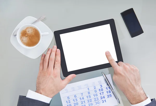 Üzletember, digitális tabletta és naptár — Stock Fotó