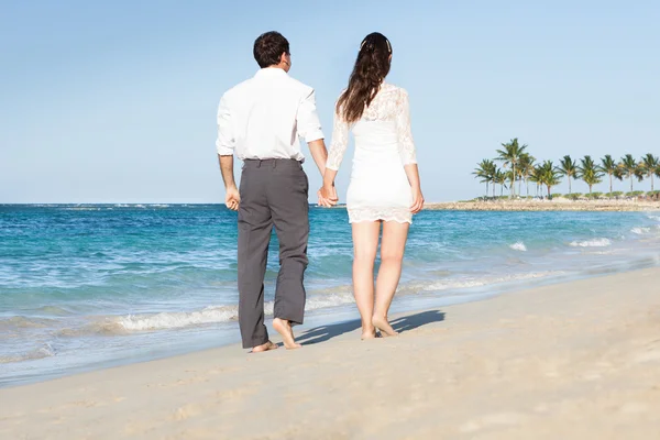 Pareja sosteniendo las manos mientras camina en la playa — Foto de Stock