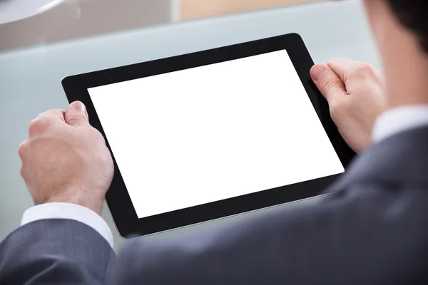 Zakenman kijken naar digitale Tablet PC — Stockfoto