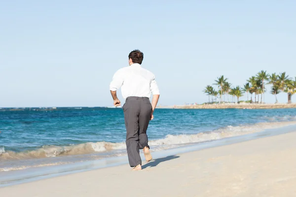 Mężczyzna podekscytowany, biegnące w kierunku morza na plaży — Zdjęcie stockowe