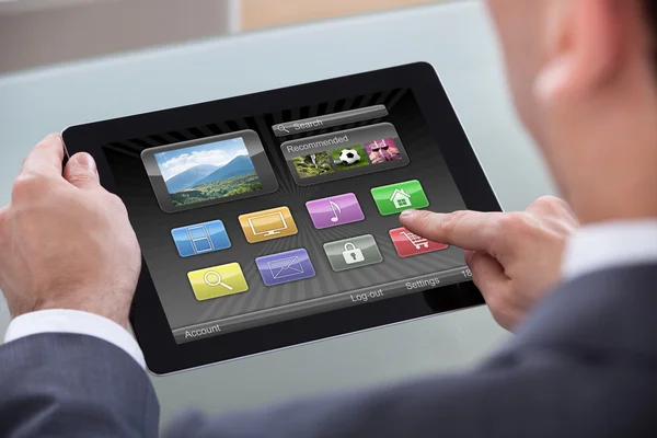 Zakenman bedrijf digitale Tablet PC — Stockfoto