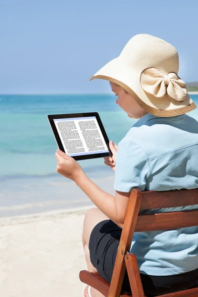 女性のビーチでの e 本の読書 — Stock fotografie