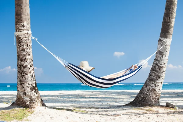 Kobieta w hamaku na plaży — Zdjęcie stockowe