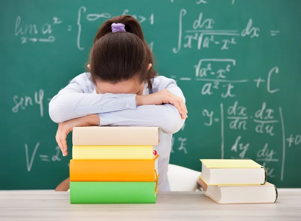 Studente con testa in giù sui libri — Foto Stock