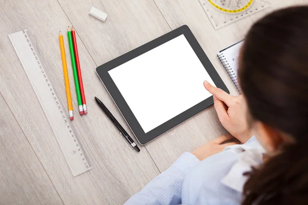 Person med digital tablet och student tillbehör — Stockfoto