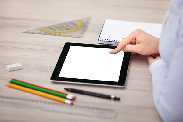 Person mit digitalem Tablet und Studentenzubehör — Stockfoto