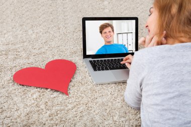 kadın laptop sohbet video