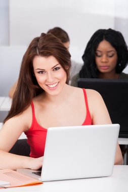 güzel üniversite öğrenci Danışma laptop ile