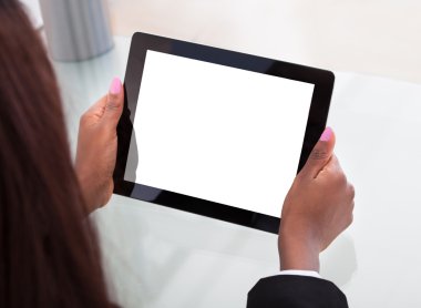 Dijital tablet masada tutarak işkadını'nın elleri