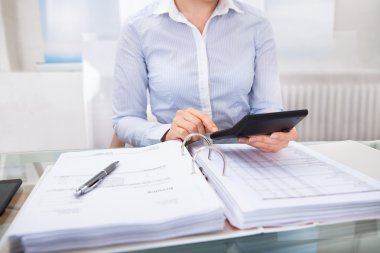 işadamının Office fatura kontrol