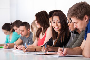 Masa başında yazma sınıf oturan kız öğrenci