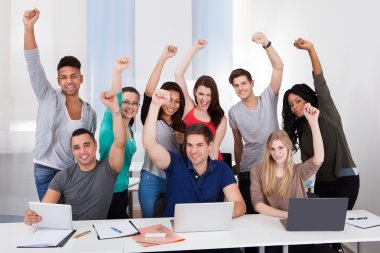 sınıf başarı kutluyor mutlu Koleji Öğrencileri