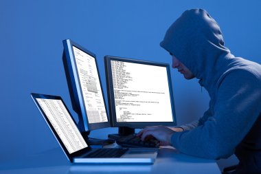 hacker verileri çalmak için birden fazla bilgisayar kullanma