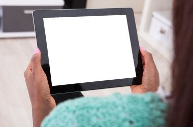 Dijital tablet evde tutan kadın