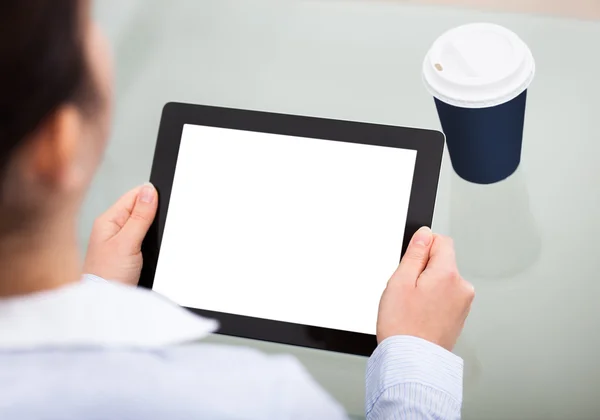 Бизнесвумен держит планшет с чистым экраном — стоковое фото
