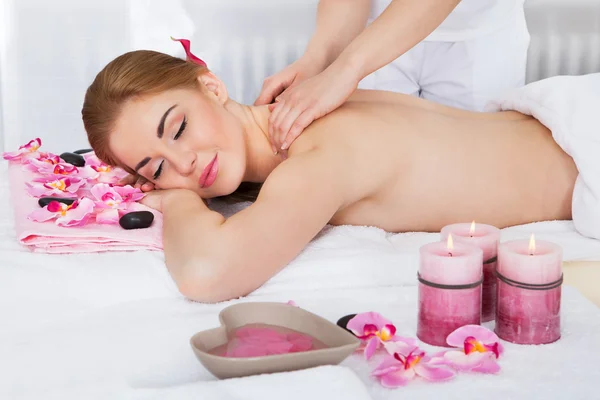 Frau bekommt Massage-Behandlung — Stockfoto