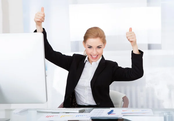 Businesswoman Showing Thumb Up — Stock Photo, Image