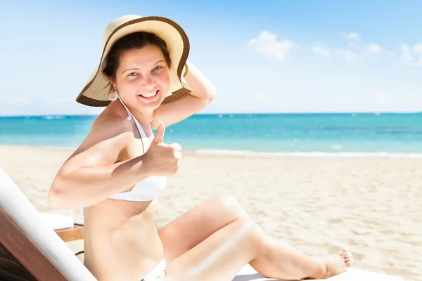 Mulher Gesturing polegares para cima na cadeira de praia — Fotografia de Stock