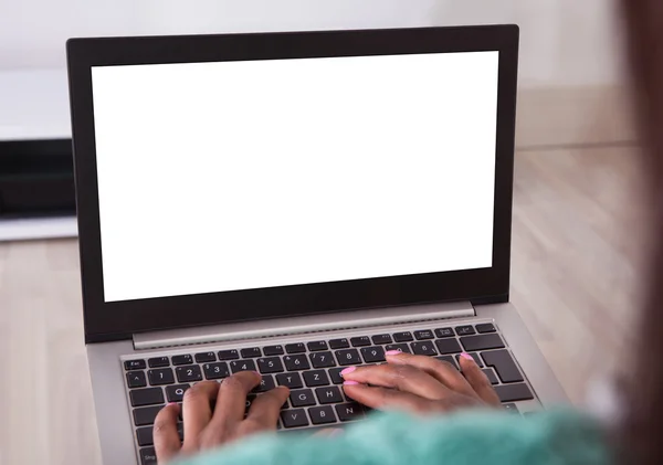 Vrouw met behulp van laptop thuis — Stockfoto