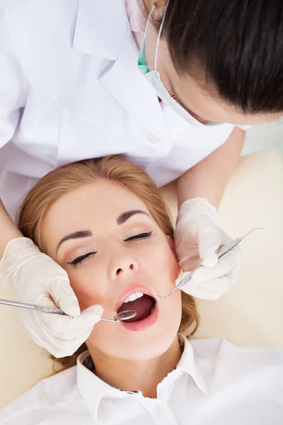 Joven mujer teniendo chequeo dental — Foto de Stock