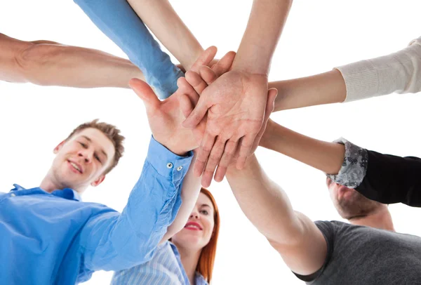 Gruppo di persone impilare le mani insieme — Foto Stock