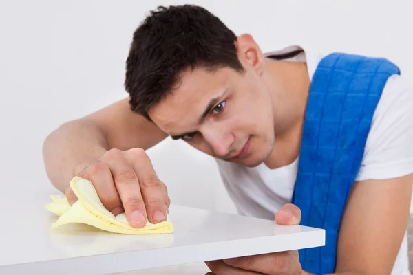 Man schoonmaken tabel met servet thuis — Stockfoto