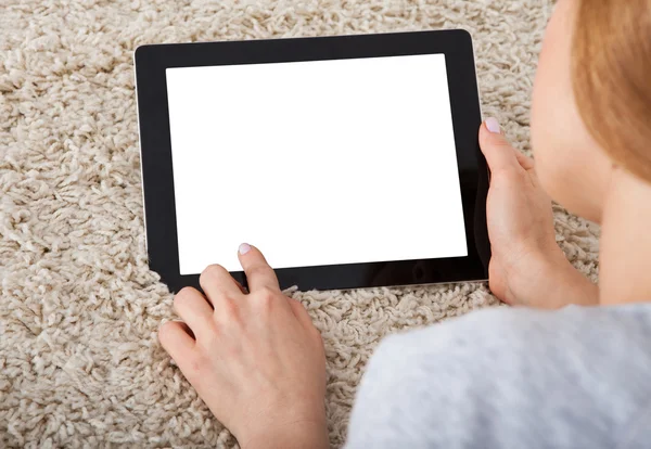 Vrouw die digitale tablet gebruikt — Stockfoto