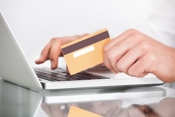 Hombre de compras con tarjeta de crédito y ordenador portátil — Foto de Stock