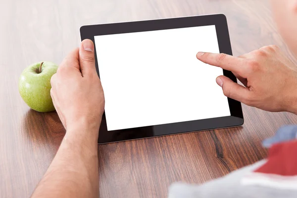 Estudiante universitario usando tableta digital en blanco — Foto de Stock