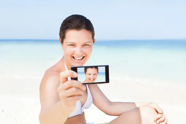 Mulher tomando auto retrato na praia — Fotografia de Stock