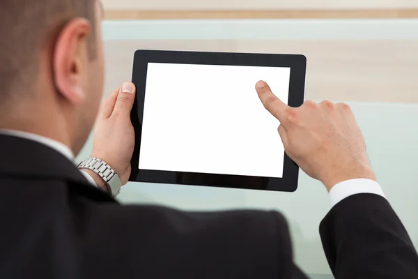 Affärsman med digital tablet i office — Stockfoto
