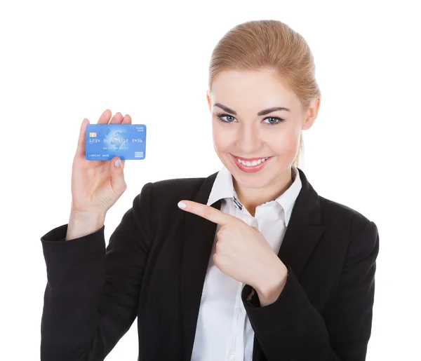 Mujer joven con tarjeta de crédito — Foto de Stock