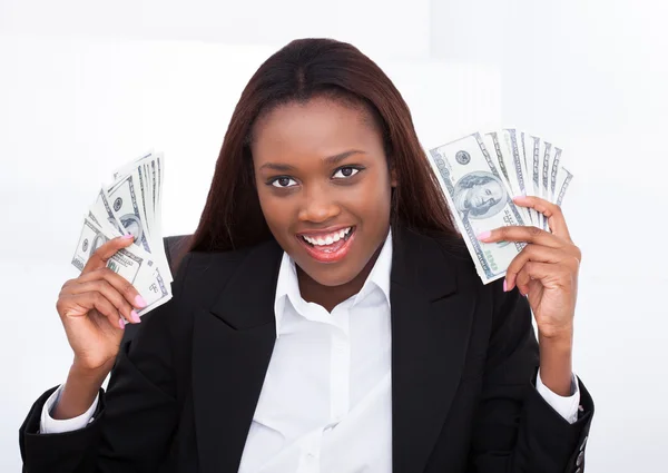 Překvapený podnikatelka drží peníze ventilátor — Stock fotografie