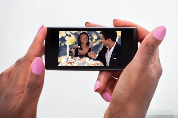 Mulher assistindo vídeo no celular em casa — Fotografia de Stock