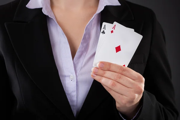 Бизнесмен, держащий покерную карту — стоковое фото