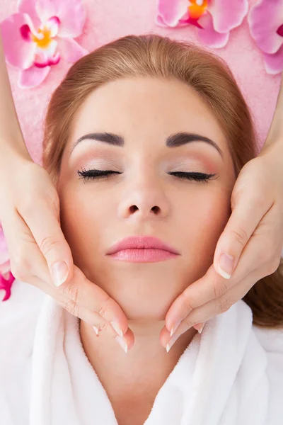 Junge Frau bekommt Massage — Stockfoto