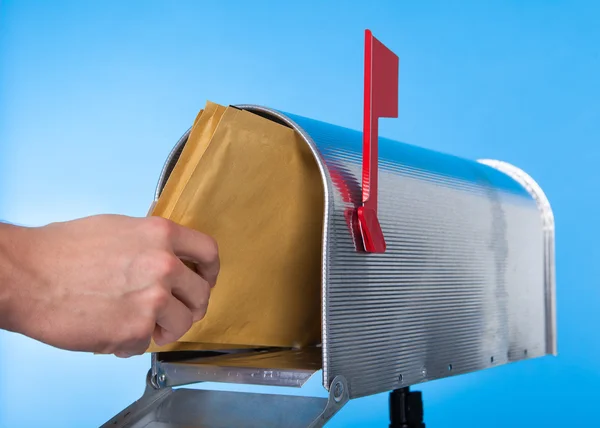 Hombre abriendo su buzón para quitar el correo — Foto de Stock