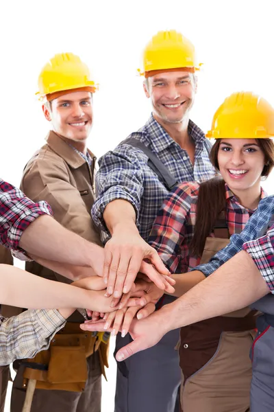 Grupo diverso de trabalhadores da construção civil empilhando mãos — Fotografia de Stock