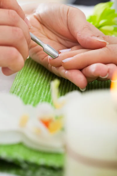 Kosmetikerin gibt Maniküre-Behandlung — Stockfoto