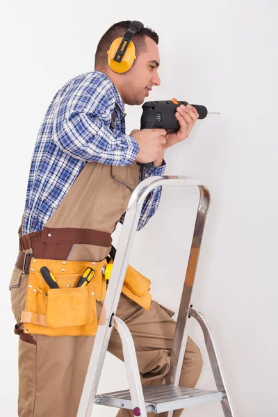 Reparateur gat boren in de muur — Stockfoto