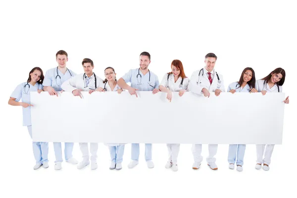 Дружелюбные врачи с чистым знаменем — стоковое фото