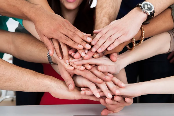 Étudiants universitaires Empiler les mains — Photo