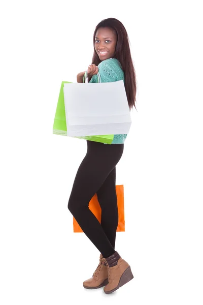 ショッピングバッグを運ぶ女性 — ストック写真