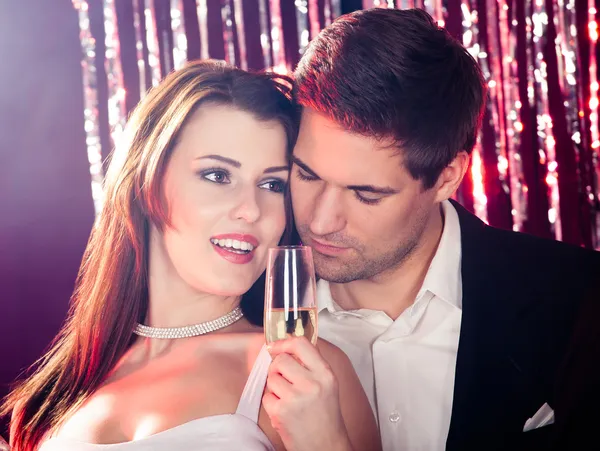 Coppia godendo Champagne al nightclub — Foto Stock