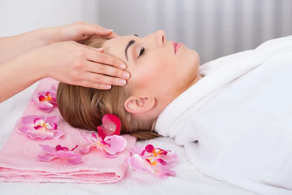 Young Woman Getting Head Massage — Stock Photo, Image