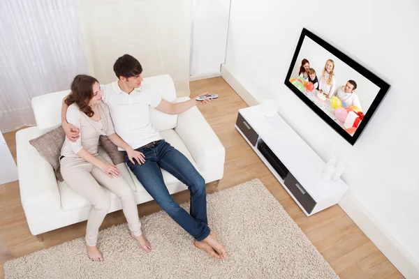 Casal em sala de estar assistindo televisão — Fotografia de Stock