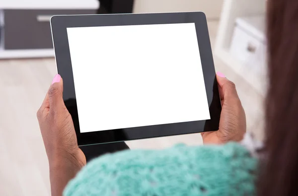 Vrouw met digitale Tablet PC thuis — Stockfoto